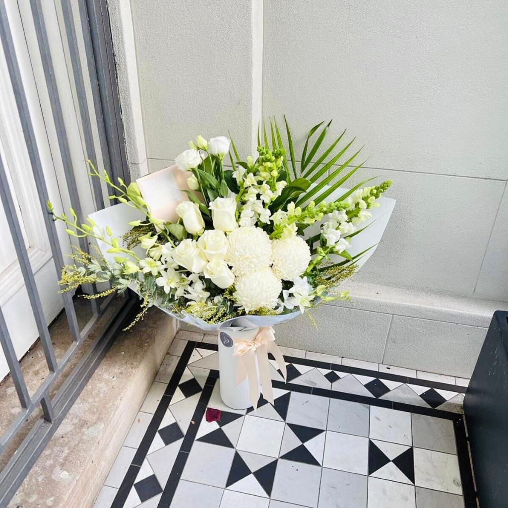 Flower bouquet of white flowers